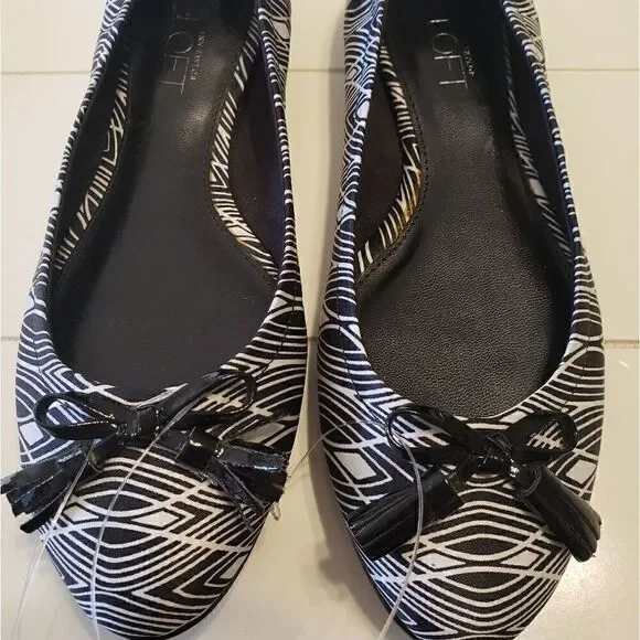 AT LOFT Blk & Wht Flats - Picture 2 of 5